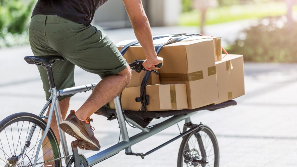 logistique urbaine livraison colis camion dernier kilomètre